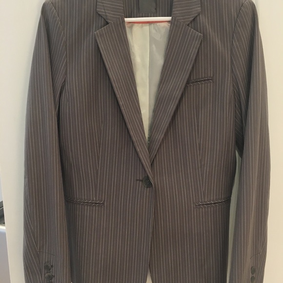 Women’s blazer suit in good condition - Picture 2 of 2